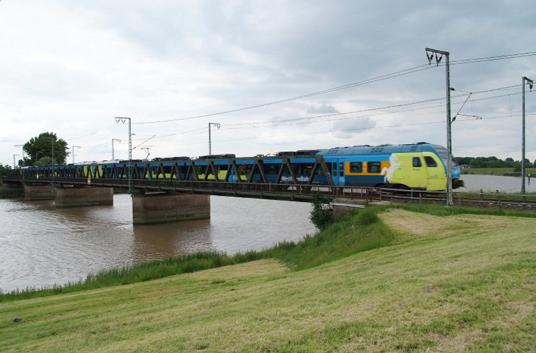 (11) Eisenbahnbrücke